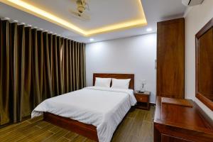 Postel nebo postele na pokoji v ubytování Royal Hotel District 2