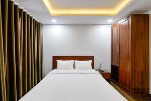Postel nebo postele na pokoji v ubytování Royal Hotel District 2