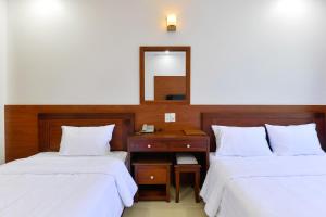 Postel nebo postele na pokoji v ubytování Royal Hotel District 2