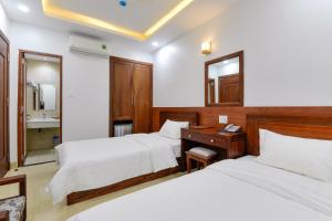 Postel nebo postele na pokoji v ubytování Royal Hotel District 2