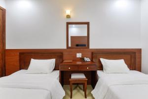 Postel nebo postele na pokoji v ubytování Royal Hotel District 2