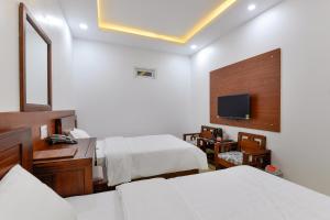 Postel nebo postele na pokoji v ubytování Royal Hotel District 2