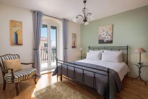 1 dormitorio con 1 cama, 1 silla y 1 ventana en Boutique Guest Accommodation Zephyrus, en Split