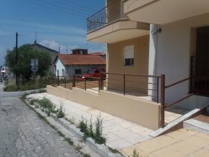 ein Gebäude mit einem Balkon an der Straßenseite in der Unterkunft Jordan's 3rd Appartment at Nea Michaniona in Néa Michanióna