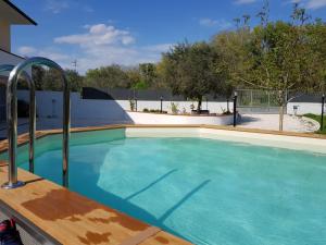 una piscina de agua azul y un parque de patinaje en Villa l'Olivarosa, en Spigno Saturnia