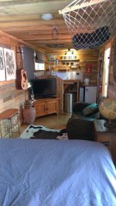 een woonkamer met een bank en een tv bij Alice's Secret Travellers Inn in Alice Springs