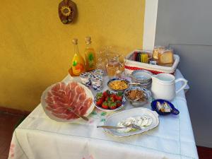 een tafel met een tafel met eten erop bij Green Tricolore in Milaan +19 foto's