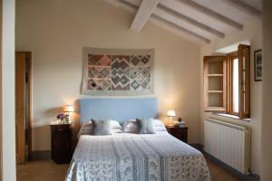 A bed or beds in a room at Chiarentana di Donata Origo