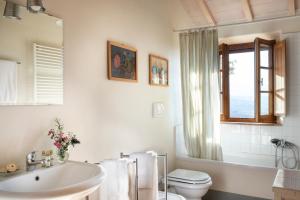 A bathroom at Chiarentana di Donata Origo