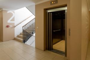otwarte drzwi do korytarza ze schodami w obiekcie Prague Days - Family 2BDR apt - Garage Parking - Balcony w Pradze