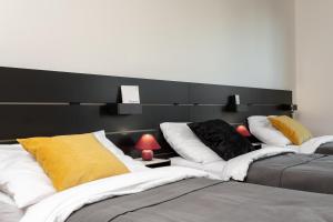 dwa łóżka siedzące obok siebie w pokoju w obiekcie Prague Days - Family 2BDR apt - Garage Parking - Balcony w Pradze