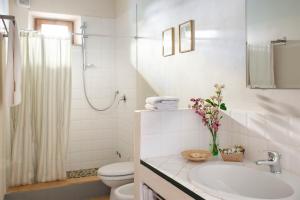 A bathroom at Chiarentana di Donata Origo