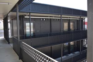 - une vue sur l'extérieur d'un bâtiment revêtu de carrelage noir dans l'établissement NewAge Boardinghaus N70, à Heilbronn