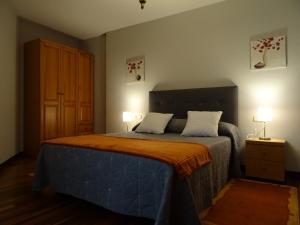 um quarto com uma cama com dois candeeiros em Duplex Frain em Lesaka