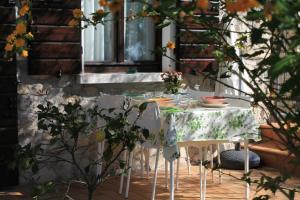 einen Tisch und Stühle mit einer Tischdecke auf dem Tisch in der Unterkunft Casa Andreina in Toscolano-Maderno