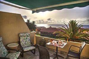 a balcony with a table and chairs and the ocean at AstroSunrise in Los Cancajos