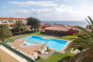an aerial view of a swimming pool and the ocean at AstroSunrise in Los Cancajos