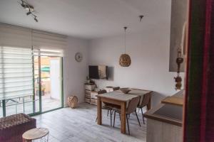 een keuken en een woonkamer met een tafel en een eetkamer bij AstroSunrise in Los Cancajos