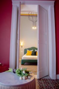 una camera con un letto e una camera con un tavolo di Suite35 a Catania