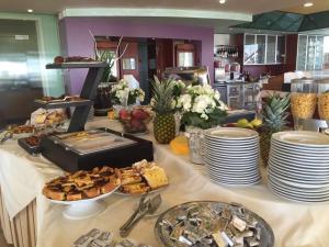 ein Buffet mit Speisen auf einem Tisch mit Speisen in der Unterkunft Hotel Ambra in Rimini