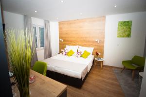 Habitación de hotel con cama y mesa en Ora Luxury Rooms, en Dubrovnik