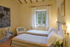 A bed or beds in a room at Chiarentana di Donata Origo