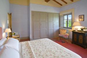 A bed or beds in a room at Chiarentana di Donata Origo