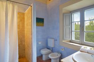 A bathroom at Chiarentana di Donata Origo