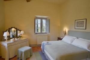 A bed or beds in a room at Chiarentana di Donata Origo