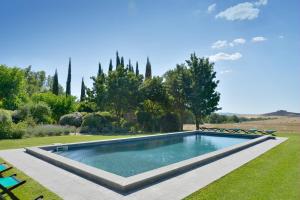 The swimming pool at or close to Chiarentana di Donata Origo
