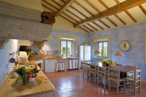 A kitchen or kitchenette at Chiarentana di Donata Origo