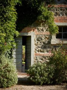 una puerta a un edificio con una pared de piedra en Chiarentana, en Chianciano Terme