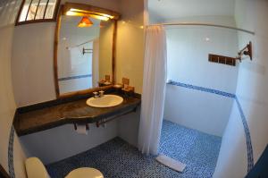a bathroom with a sink and a shower at Azuluna Ecolodge in Puerto López