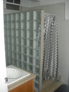 Et badeværelse på Corosol Apartments