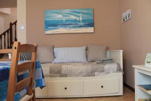 a bedroom with a bed and a painting on the wall at Casa Andreina in Toscolano Maderno