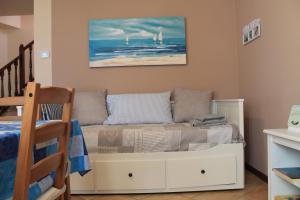 ein Schlafzimmer mit einem Bett und einem Wandgemälde in der Unterkunft Casa Andreina in Toscolano-Maderno