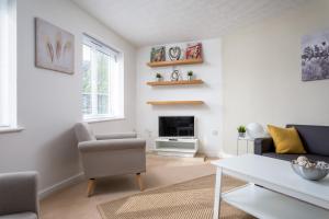 a living room with a couch and a table at Lloyd Close Cheltenham - Close to Town Centre & GCHQ in Cheltenham