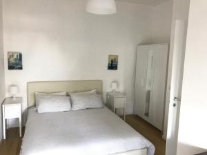 sypialnia z łóżkiem z 2 stolikami nocnymi i 2 lampami w obiekcie La Casa Di Camp - Apartment w Rzymie
