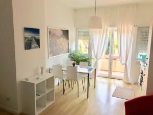 - une cuisine et une salle à manger avec une table et des chaises dans l'établissement La Casa Di Camp - Apartment, à Rome