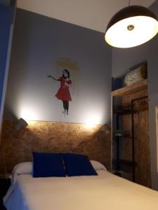 Schlafzimmer mit einem Bett mit Wandgemälde in der Unterkunft Hostal Hispalense in Madrid