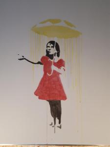 Ein Gemälde einer Frau in einem roten Kleid mit einem Regenschirm. in der Unterkunft Hostal Hispalense in Madrid