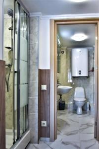 uma casa de banho com um WC e um lavatório em EXPO Hotel Comfort em Kiev