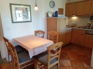 Küche/Küchenzeile in der Unterkunft Ferienwohnung Mönchgut 1 mit Wintergarten und Terrasse