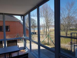 Ein Balkon oder eine Terrasse in der Unterkunft Ferienwohnung Mönchgut 1 mit Wintergarten und Terrasse