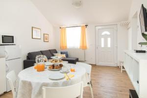 Televízia a/alebo spoločenská miestnosť v ubytovaní Apartment Bruneta 1 with Sea View
