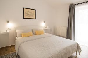 Apartment Bruneta 1 with Sea View tesisinde bir odada yatak veya yataklar