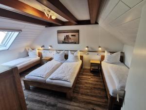 Кровать или кровати в номере Ferienwohnungen zur Elz