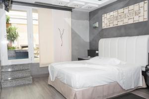 Postel nebo postele na pokoji v ubytování Zouk Hotel