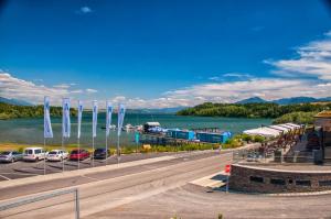 Eine Straße mit Flaggen an einem Wasserkörper in der Unterkunft Mobile homes Marina Liptov in Bešeňová