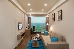 Area tempat duduk di Golden Suites Gurugram by Inde Hotels